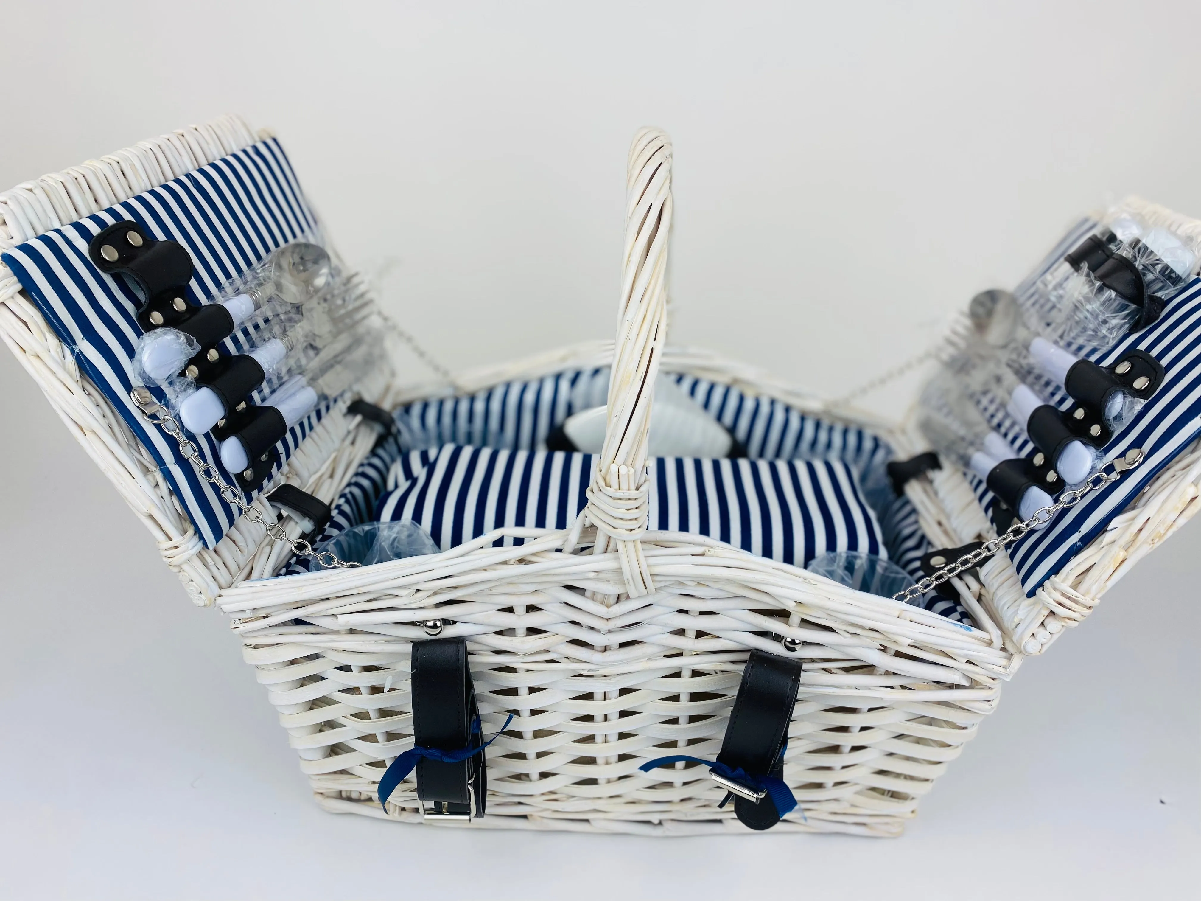 Hand-made Picnic Baskets from Spain | Resort Wear Accessories